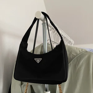 Prada tessuto nylon - Säljer min ikoniska väska! Den är svart och i mycket fint skick! Mått : 23x16x7cm givetvis äkta och numrerad!
