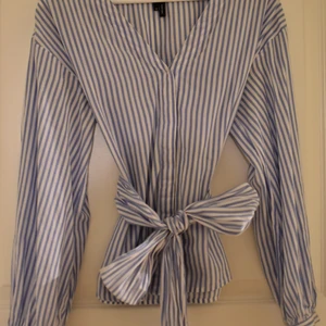 Blus med knytning från Vero Moda - I fint skick. Kan samfrakta. 🥰