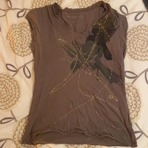 Cool tröja - Från Calvin Klein men ganska dåligt skick! Köpte second hand och tror nån har klippt i den där uppe, se bild 3