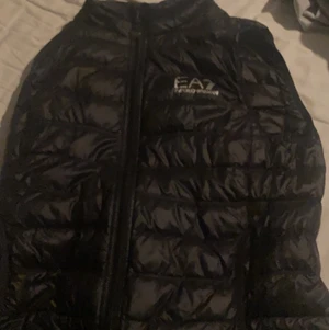 Ea7 väst - Säljer min armani väst storlek L 700kr kan skicka men då får köparen så för frakten 