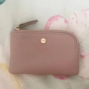 Blonbok  - En dammrosa blonbok i fake skin, den är använd ett fåtal gånger och är i ett relativt nytt skick! Köpte den för 150kr på glitter ✨ 