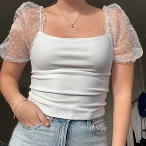 Topp - Säljer en supersöt topp i strl L. Dock sitter den bra på mig som har S, passar större också då den är stretchig. Köpare står för frakt🤍💗