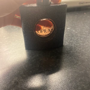 YSL Black Opium edp 50 ml - Hej! Säljer denna. Endast prövad vid två tillfällen. Inköpt på Kicks för 935 kr. Mitt pris 399 kr. Frakt tillkommer. 