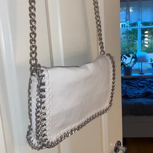 Tiamo väska - Säljer en Tiamo väska som inte kommer till användning längre. Nästan helt oanvänd. Köpte den för 649kr och mitt pris är 200kr + frakt💕