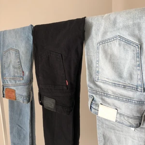 Levis Jeans - Säljer tre par jeans! Blå Levis 501, storlek S (uppskattningsvis 26/30), slitningar på båda benen, 500kr. Svarta Levis Wedgie Straight, storlek 26, 400kr. Ljusblå Weekday jeans, modell MIKA, storlek 27/32, 300kr. Vid flera intresserade blir det budgivning! 😇