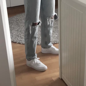 Gina tricot  - säljer dessa ljusblå håliga jeans från Gina tricot i storlek 30, rekommenderar att köpa om du är under 160 cm. KÖPTES FÖR 600 SÄLJS FÖR 350 