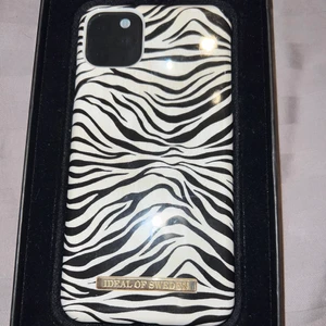 iPhone 11 PRO Max skal. Ideal of sweden - Ett mobilskal som passar till iPhone 11 PRO Max. Det är zebra print och är från märket ideal of sweden.