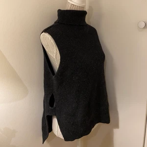STICKAD VÄST - STICKAD VÄST FRÅN GINA TRICOT I ”wool blend”. Tyvärr är den nopprig därav priset. Storlek L men sitter oversized på mig med S💖