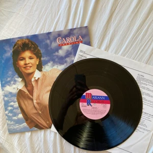 Carola vinylskiva - Carola album på vinylskiva i fint skick. Med kända låtar som Främling och Säg mig var du står.