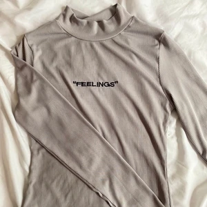 Tröja, strl XS - Stretchig grå tröja i storlek XS. 90kr + frakt om vi inte möts upp i Eskilstuna :)