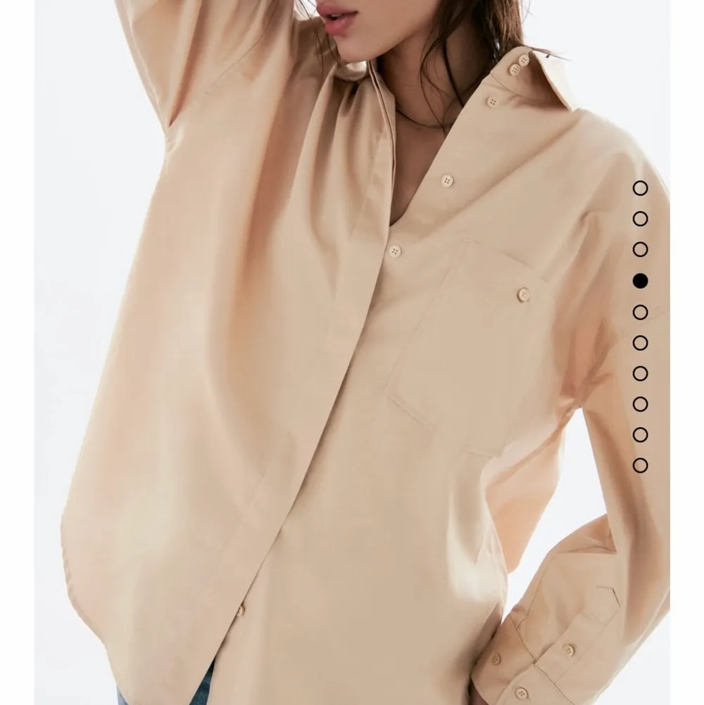 Säljer denna fina skjorta från Zara, använd endast en gång. Säljer för har för många beiga skjortor, annars väldigt fin design…Oversized modell och väldigt fint satin material. Notera detaljen vid ärmknäppningen, bredare ärm men som kan knäppas tightare. Den är i storlek XS men väldigt stor för storleken så kan passar många! Skriv gärna om du vill ha fler bilder✌🏼. Skjortor.