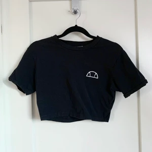 Ellesse Crop Top - En crop top från Ellesse i storlek S. Knappt använd. Du står för frakten 🍂 Kan även skickas i en postnord påse utan spårning för 45kr