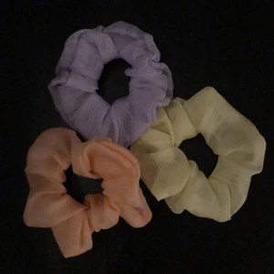 Flerfärgade tofsar onesize - Säljer tre as snygga tofsar från zalando!! Aldrig använt! Om du är intresserad av någon/några skriv i dm!💗💜💛