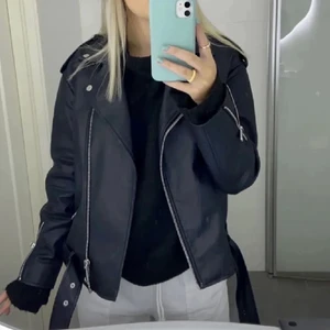 Skinnjacka - Köpt på Nelly. Nyskick, sparsamt använd. Lite oversize så passar även M. 