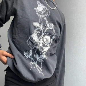 sweatshirt 🤍🛸 - Nice sweatshirt från boohoo. Beställde fel färg så taggen finns kvar 🥰🥰