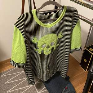 💀Superhäftig handgjord tröja som jag hittat på second hand. Tröjan är svart- och grönrandig med en dödskalle på framsidan som även har gröna och gula stenar runt vissa delar av dödskallen. Den är i perfekt kondition och sitter som en L. Köpt för 100kr och säljer den för 65kr + frakt💀