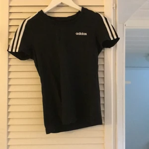 Adidas T-shirt - Sparsamt använd