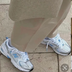 New Balance 530 - Hej! Säljer mina helt nya New Balance som är slutsålda överallt och så svåra att få tag i, jag kan returnera dem då förpackningen är obruten och skorna helt orörda men tänkte kolla här först om någon var intresserad 🤍🤍🤍 Köptes för över 1000 kr, köp direkt för 1150 kr! 💙💙💙 De passar storlek 38 och 39