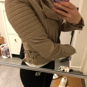 Beige skinnjacka  - Beige skinnjacka från chiquelle storlek 38. Väldigt bra skick endast använd en gång.