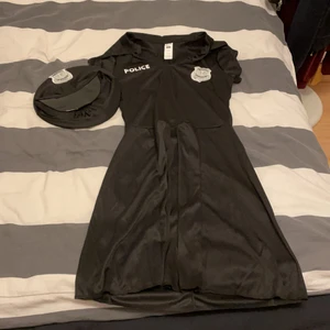 Polisklänning - Säljer min polisklänning som är helt oanvänd. Köptes på Partyhallen men säljer på grund av att den inte kommer att komma till användning. En polishatt medföljer. Passar perfekt nu till halloween 🎃 Nypris: 299 kr✨ Mitt pris 250 kr🤍 priset kan däremot diskuteras. Skriv för fler bilder. Köp direkt för 299 kr