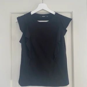 Topp med volang - Från bikbok. Knappt använd. Stl xs/s