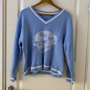 En cool blå stickad tröja från SHEIN. Använd endast en gång. Storlek M. Passar bra nu till vintern att styla. Köparen står för frakten💓💓💓