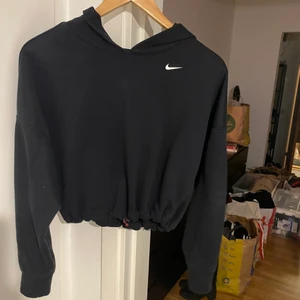 Nike tröja Stl xs  - Nike tröja Stl xs. Där man kan spänna in tröjan vid midjan har jag klippt av eftersom snöret var för lång och hängde fult så man kan bara har den på ett stämningsläge . Tröjan är i nyskick annars.