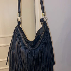 Svart väska - Svart handväska med ”fransar”