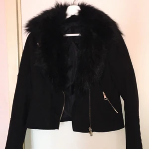 River island  - Säljer den här jackan i storlek 34 för 300 kr. Säljer den pågrund av den är liten på mig och är använd endast en gång. 