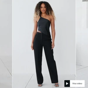 NA-KD Raka kostymbyxor  - Byxor köpta här på Plick! Ej använda av mig. Angelica Blick x NA-KD ord pris 499kr