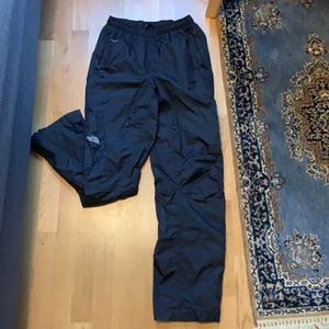 TNF pants - Straight leg tnf pants perfect for fall/winter! Suitable for anyone that’s 160-170 cm tall. Shipping is not included in the price