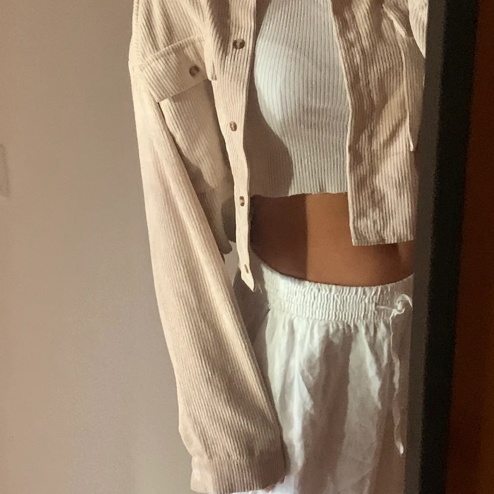 Ljusbeige Manchester tröja/jacka köpt från Nelly. Fint skick! Frakt tillkommer🤎🤍 . Neuletakit & Villapaidat.