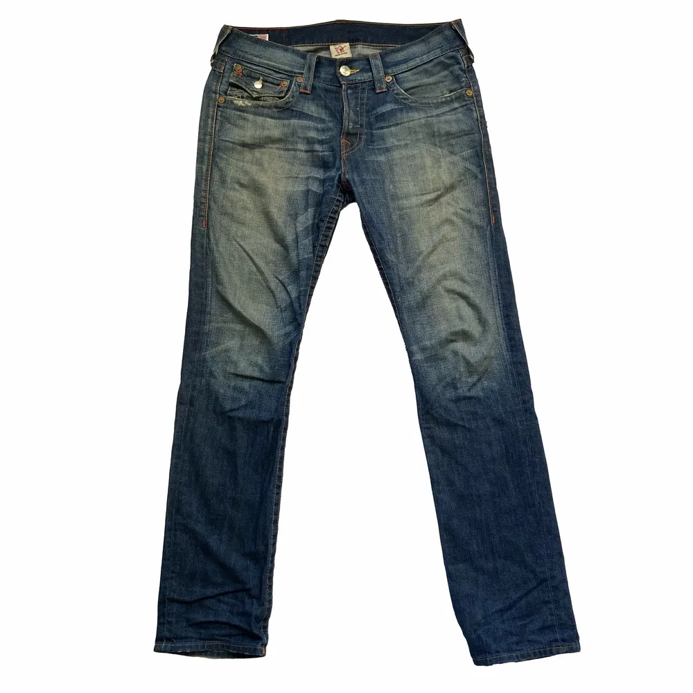 Vintage Mens True Religion jeans. Säljer två andra Truies på min profil :) Innerbens längd: 82cm Midjemått: 48cm. Rak fit och låg midja. Skick: 9/10. . Jeans & Byxor.