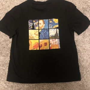 T-shirt med tryck.  - T-shirt med jätte coolt tryck från shein. Lite nopprig men annars ok skick. Köpare står för frakt, pris kan diskuteras. 