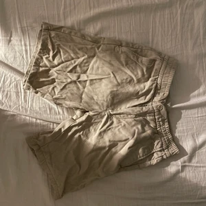 Shorts NN07 - Beige shorts från märket NN07 i storleken 31 (för små för mig, 178 cm 65 kg). 