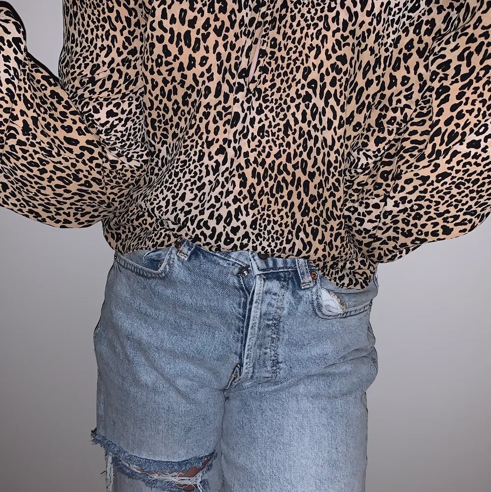 Säljer denna leopard blusen, för den är lite vuxen för mig. Skulle vara väldigt fint men ett par snygga kostym byxor och den blusen med ett par snygga skor.    Storlek 34 men den är lite större i storleken  . Blusar.