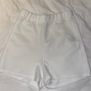 Högmidjade shorts - Oanvända, säljer även likadana i svart. Nypris 249kr.