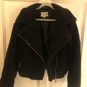 Teddy jacka - Svart Teddy jacka stl 36. Använd hela förra vinter så den är varm och funkar när det är kallt. Köpt för 799kr🤎 OBS. Markerar annonsen såld när paketet är skickat!