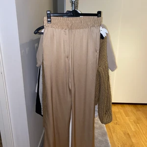 Guldiga fina byxor från h&m - Jättefina helt oanvända finbyxor från h&m. 