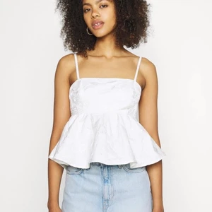 Vit blus  - Köpt för ungefär två veckor sedan ifrån GinaTricot inga defekter alls utan säljer bara pga att den är lite fel i storleken! 