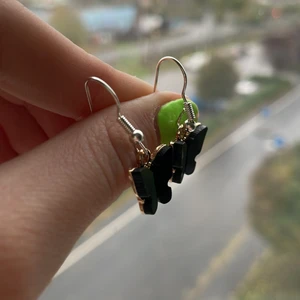 Örhängen!  - Svarta fjärilsbarloker från panduro. Samma sak med de silvriga. 