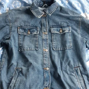 Jeans jacka stl xs  - En blå jeansjacka från h&m, nyinköpt och aldrig använd. köpt för 300 kr och säljer för 250 (+frakt) Superfin, passar alla, inga skador eller tryck. 