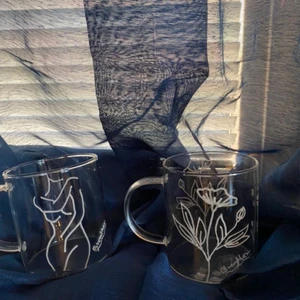 Glasmuggar med motiv💫 - Glasmuggar med motiv. Passar perfekt till vardagen för att piffa upp dina myskvällar💫 1st 89kr. 2st 169kr. Skicka vid intresse. Frakt tillkommer💫