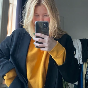 Hoodie - Cool gul hoodie. Oanvänd i mycket bra skick 🐥🌟🤪🐯