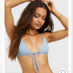 Bikini - Bikini överdel från Nelly, storlek 40, ganska liten i cupan, så skulle säga att det är en S, aldrig använd