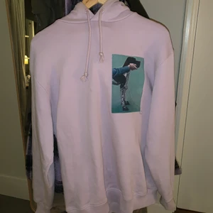 Hoodie från Acne Studios - Säljer en skitsnygg och unik huvtröja från Acne studios🤪 Jag älskar den men tyvärr är den helt för stor på mig:( Den är ljuslila och har ett coolt tryck på vänstra bröstet. Detaljer om passform och material finns på sista bilden💜 Ta väl hand om den‼️