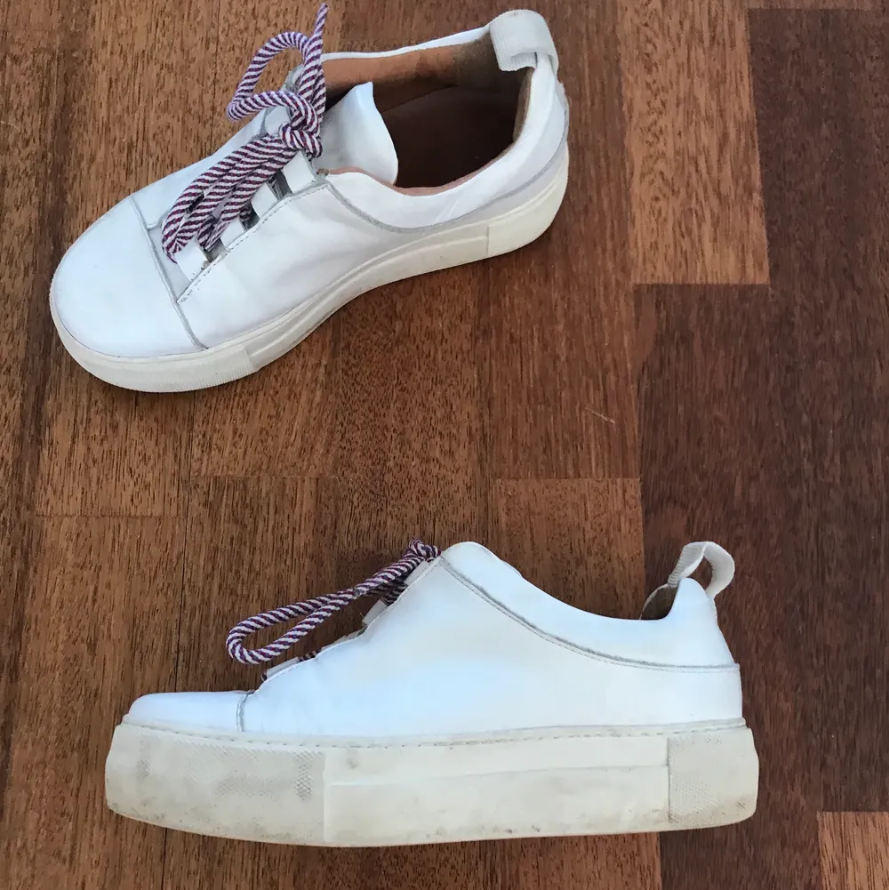Vita sneakers från selected femme. Storlek 36, fint använt skick💘💘. Skor.