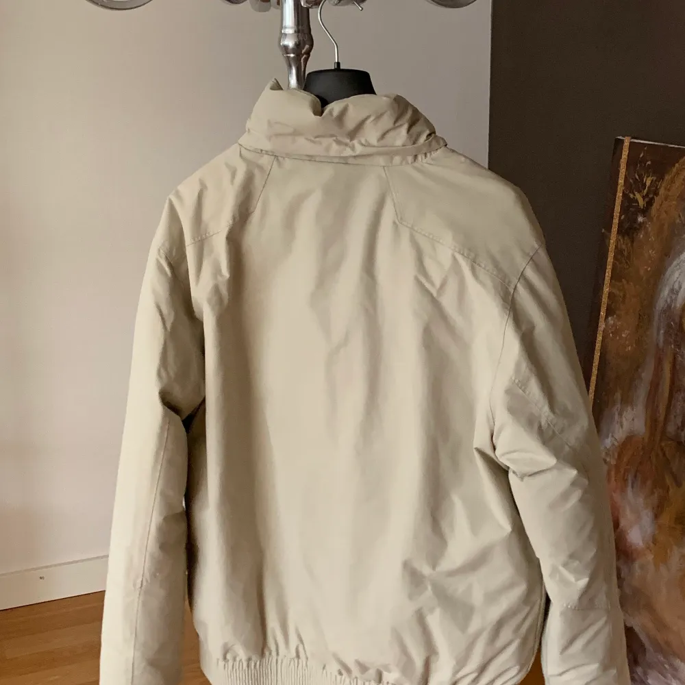 En skit snygg beige/vit puffer jacket från everest,  Storleken är XL men barnmodell så funkar för XS-L beror på hur oversize den ska va. Säljs pga av för mycket vinter jackor här hemma😬 Kan diskutera priset<3. Jackor.