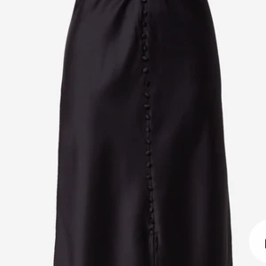 Gina tricot satin kjol - I bra skick 