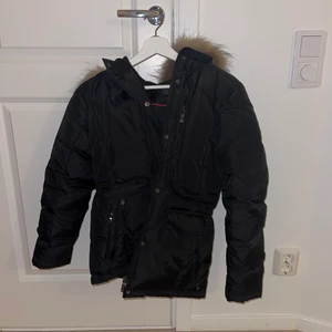Chelsea Vinterjacka äkta päls (S) - Vinterjacka storlek 36 (S). Använd max 3 ggr org pris 3000
